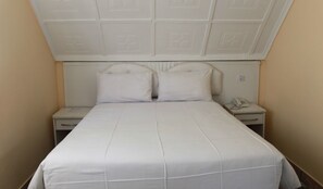 Standard Double Room | Desk, rollaway beds, free WiFi - Sunset Junction Lodges & Tours (Livingstone)
