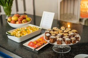 Daily buffet breakfast (PLN 59 per person)