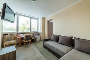 Family Room | Ruang tamu | TV 