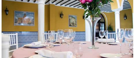 DĂźner et souper servis sur place, cuisine locale