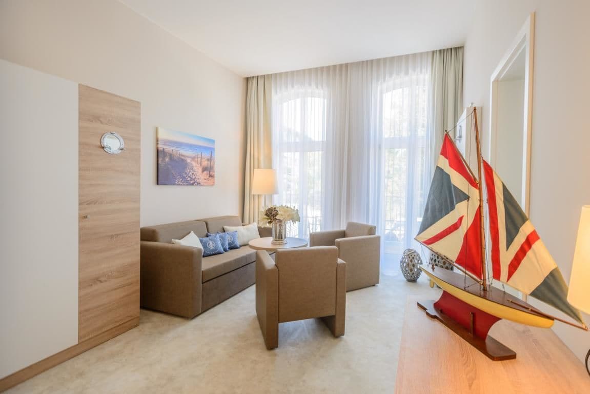 suite | living room | flat-screen tv