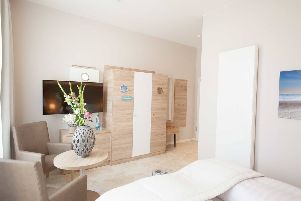 superior double room | living area | flat-screen tv