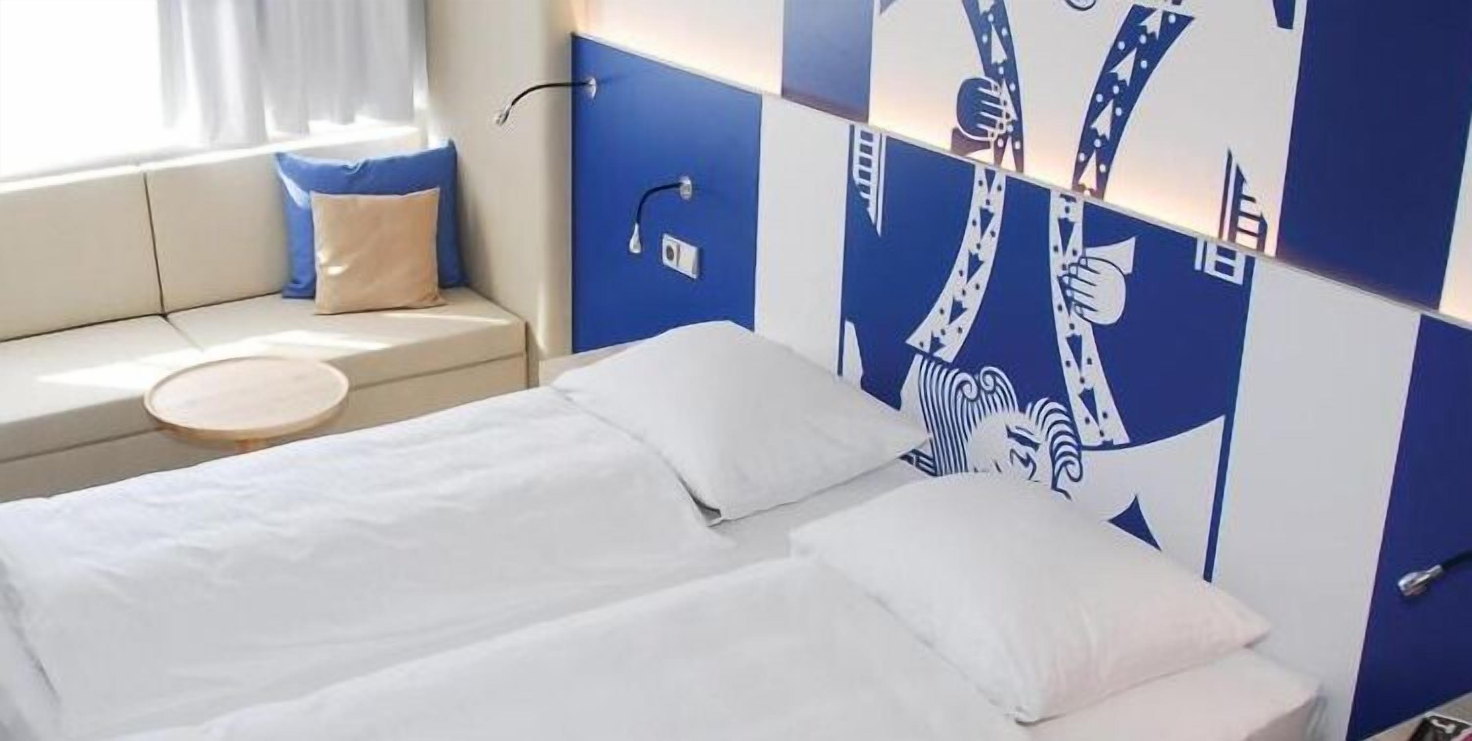 1 bedroom, hypo-allergenic bedding, desk, soundproofing