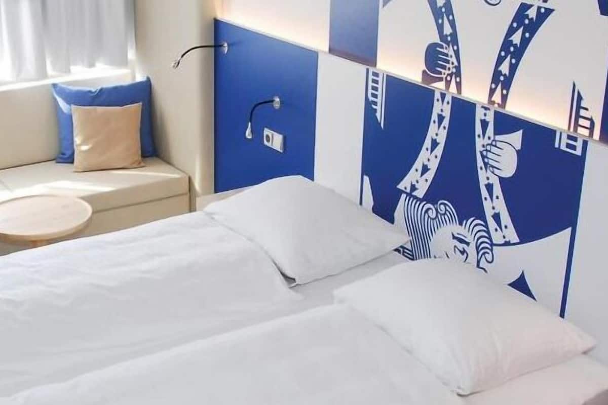 1 bedroom, hypo-allergenic bedding, desk, soundproofing