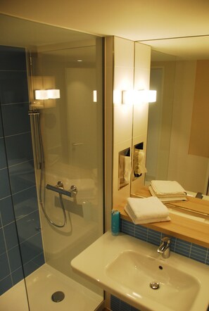 Een douche, gratis toiletartikelen, een haardroger, handdoeken