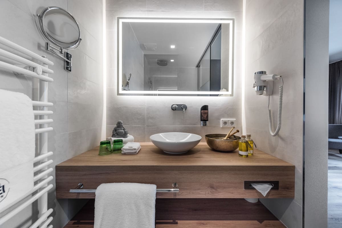 double room (wellness) | bathroom | shower, free toiletries, hair dryer, bathrobes