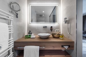 ダブルルーム (Wellness) | バスルーム | シャワー、バスアメニティ (無料)、ヘアドライヤー、バスローブ