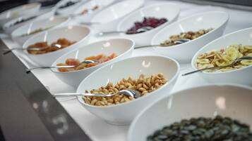 Café da manhã com buffet grátis todos os dias