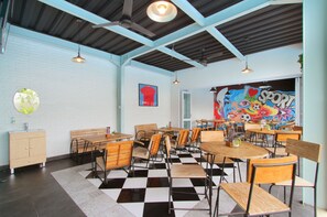 Sarapan dan makan tengah hari dihidangkan, masakan antarabangsa 