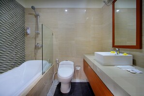 Combined shower/bathtub, free toiletries, slippers, towels - Umah Bali Suite and Residence (Denpasar)