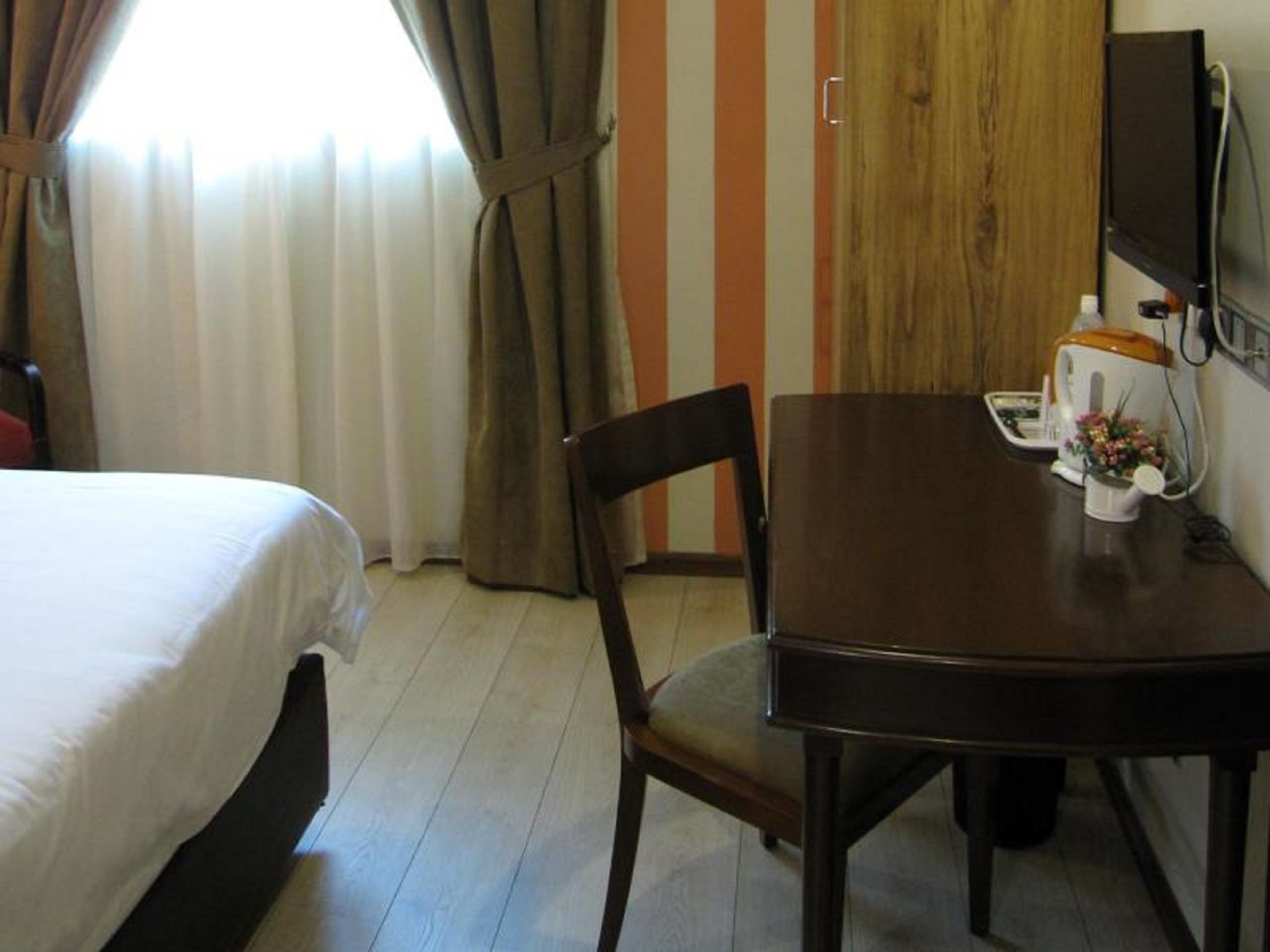 compact d - with window | desk, iron/ironing board, free wifi, bed sheets