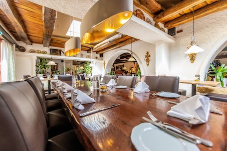 Se sirven desayunos y cenas, cocina local e internacional. Contel Hotel Koblenz