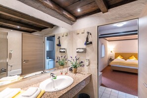Premium Double or Twin Room | Bathroom | Free toiletries, hair dryer, towels - Contel Hotel Koblenz (Koblenz)