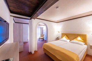 Habitación Confort con 2 camas individuales | Ropa de cama hipoalergénica, caja fuerte, escritorio y cortinas opacas