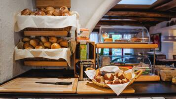 Petit déjeuner continental (18 EUR par personne)