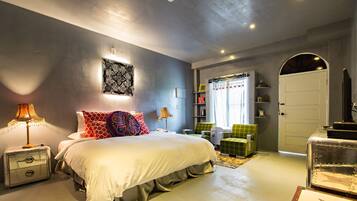 Cortinas blackout, wifi gratis y ropa de cama