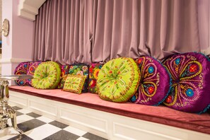 Lobby sitting area - Jin Huei Hotel (Luye)