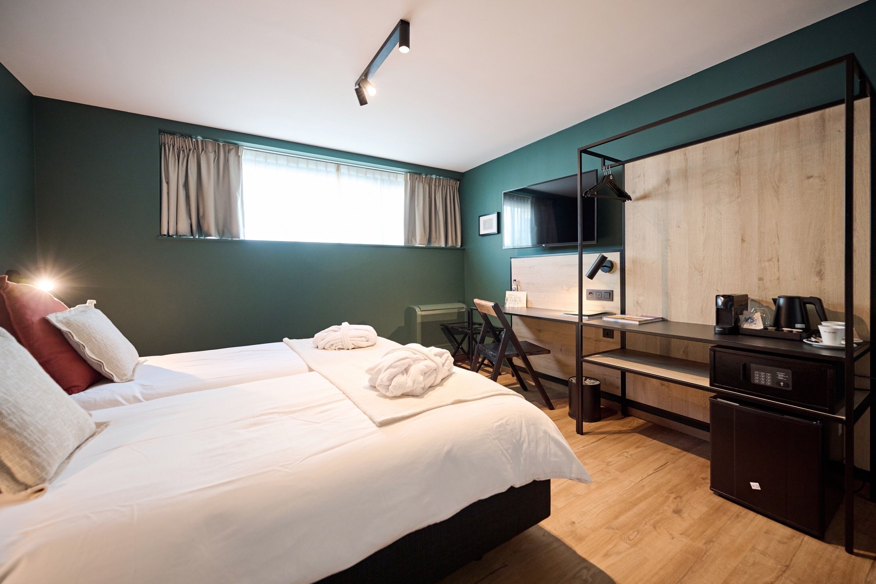 standard double room | 1 bedroom, minibar, in-room safe, desk