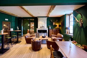 Lobby sitting area - Hotel la Malle Poste (Rochefort)