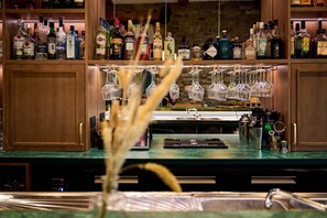 Bar (trong khuôn viên)