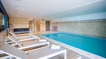 Indoor pool, sun loungers