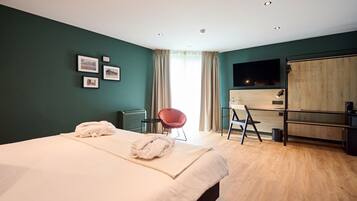 Tweepersoonskamer, uitzicht op tuin | Een minibar, een kluis op de kamer, een bureau, babybedden (toeslag)