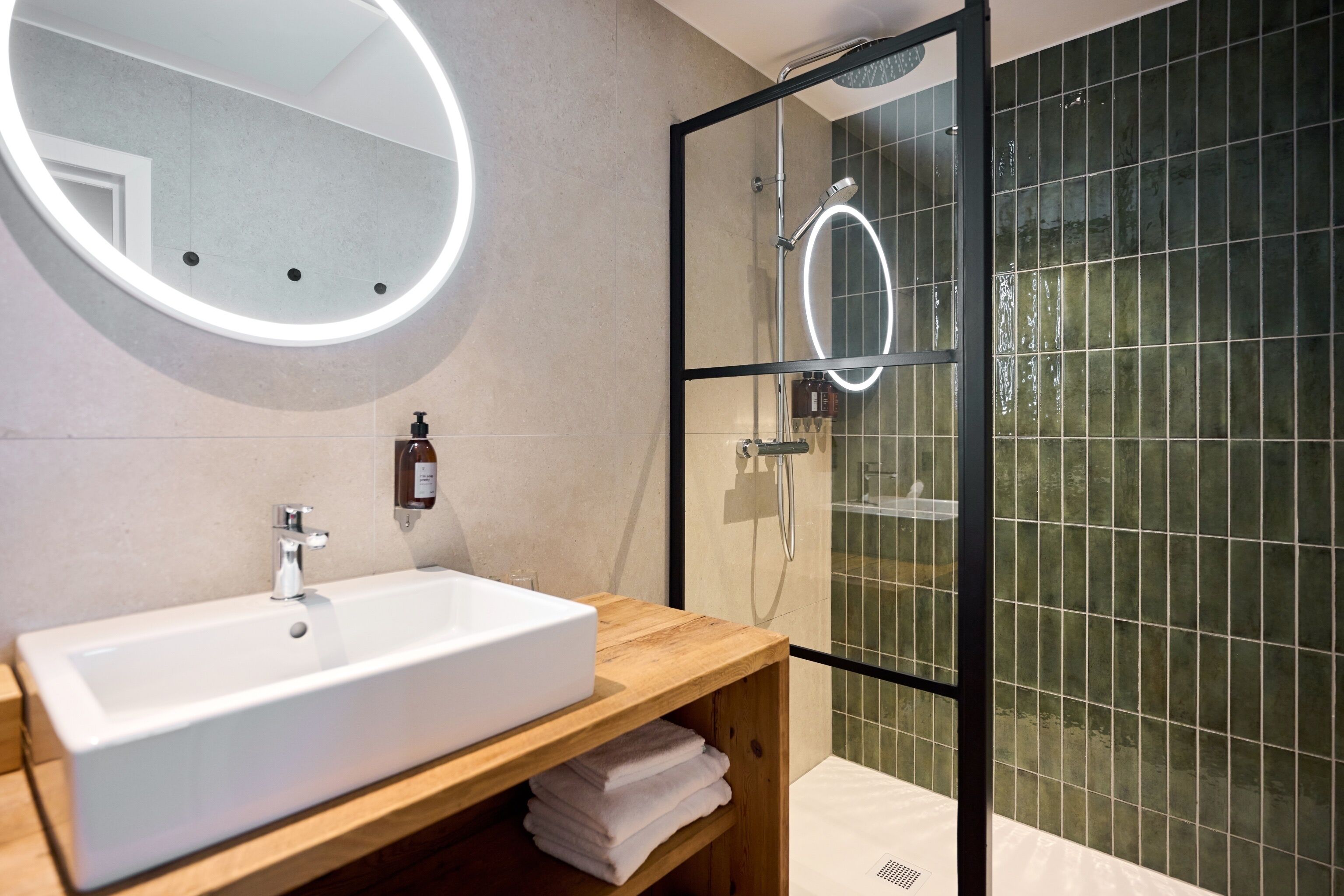 standard double room | bathroom | free toiletries, bathrobes, slippers, towels