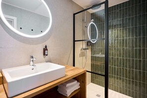 Habitación estándar doble | Baño | Artículos de higiene personal gratuitos, albornoces y zapatillas