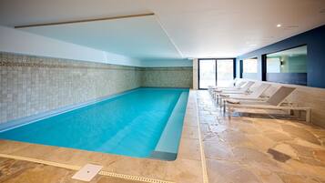Piscine couverte, chaises longues