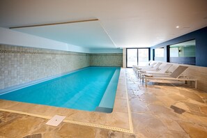 Indoor pool, pool loungers - Hotel la Malle Poste (Rochefort)