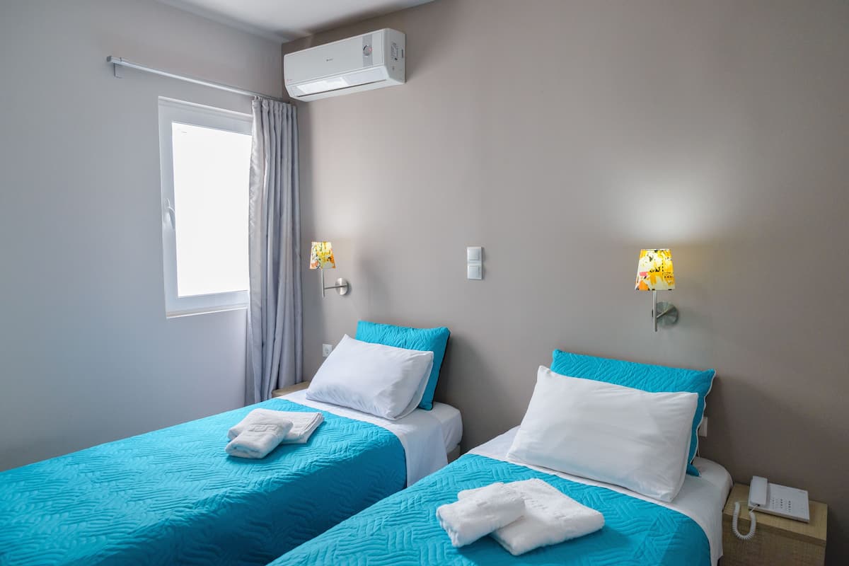 Twin Room, 2 Twin Beds | Iron/ironing board, free WiFi, bed sheets