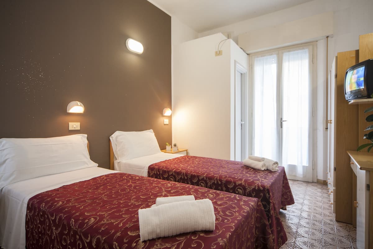 In-room safe, desk, WiFi (free)