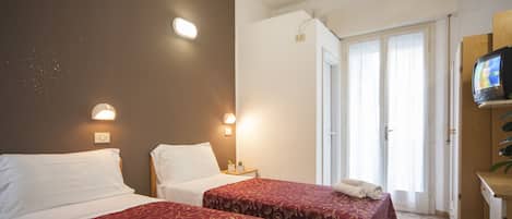 In-room safe, desk, free WiFi