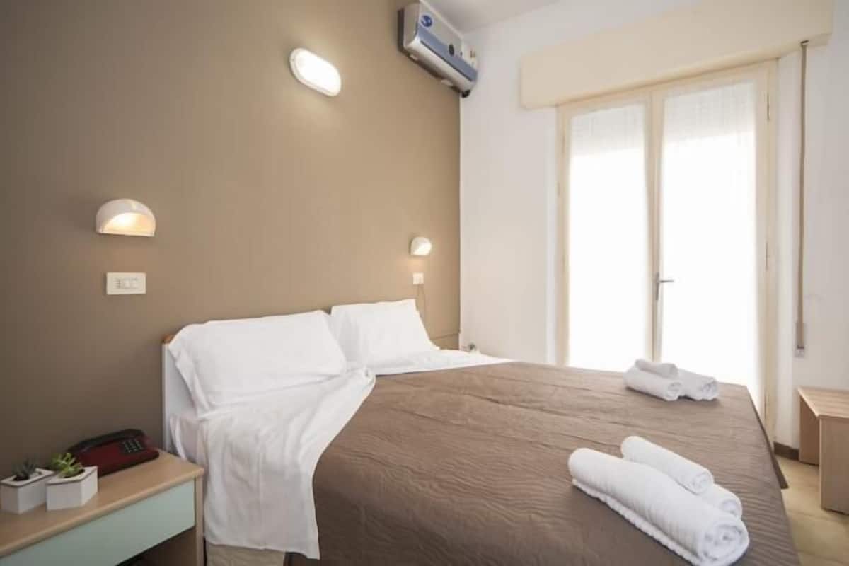 Kamer, 1 twee- of 2 eenpersoonsbedden | Een kluis op de kamer, een bureau, gratis wifi