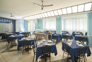 供應早餐、午餐、晚餐；本地菜