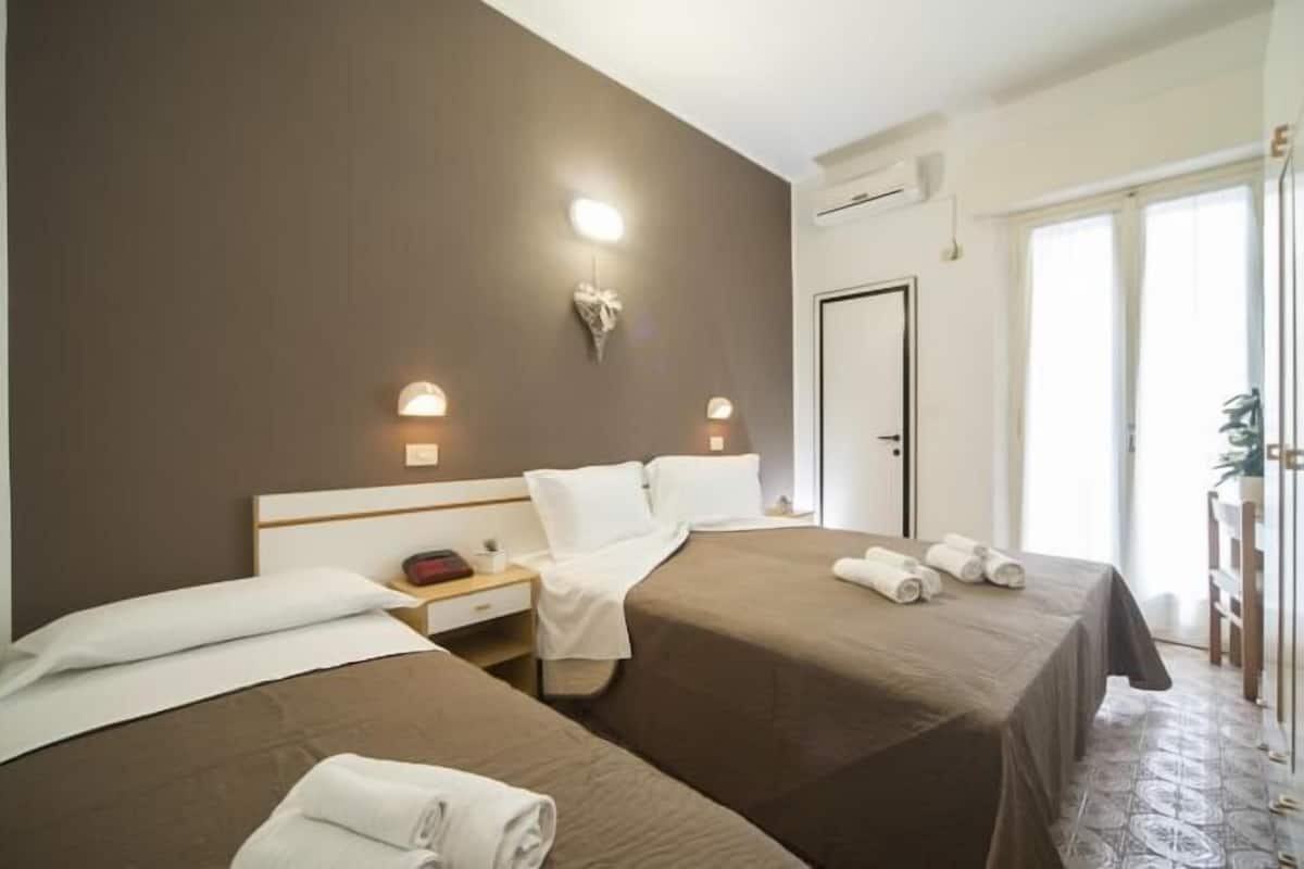 Triple Room | In-room safe, desk, WiFi (free)