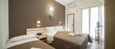 Triple Room | In-room safe, desk, free WiFi