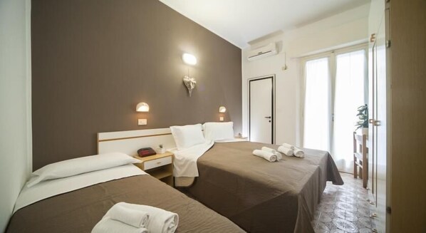 Triple Room | In-room safe, desk, free WiFi