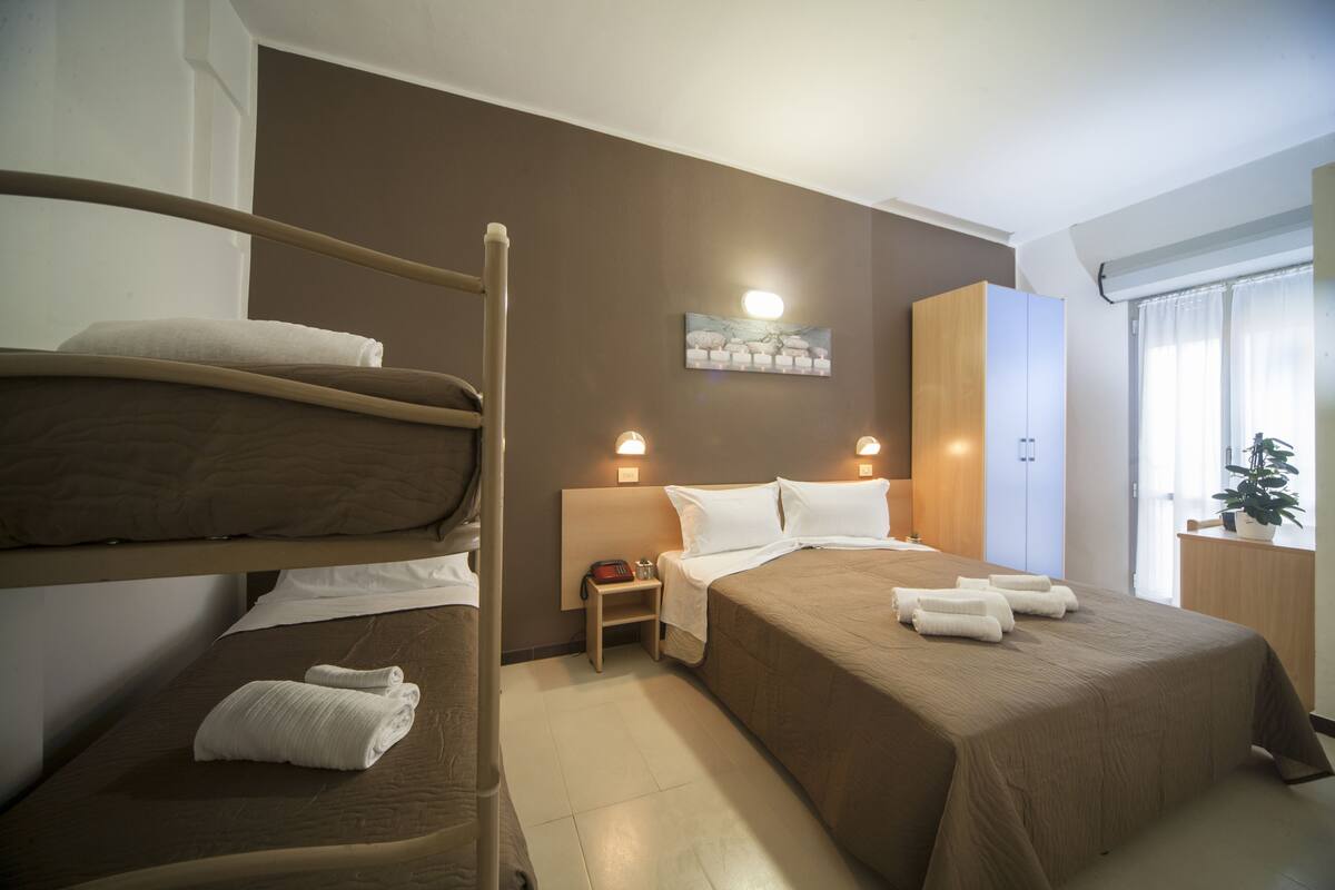 Quadruple Room | In-room safe, desk, WiFi (free)
