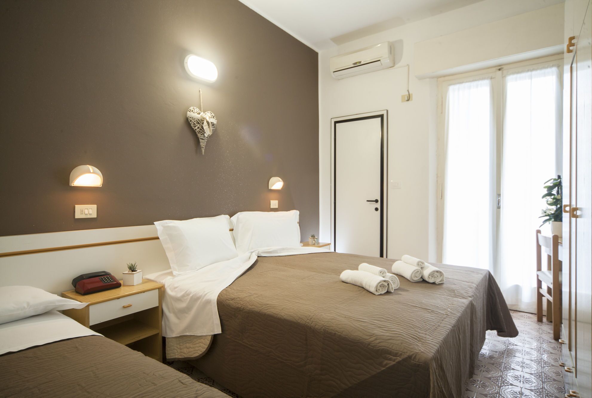 In-room safe, desk, free WiFi