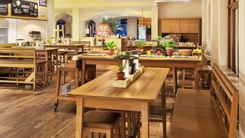 Petit déjeuner buffet (25 EUR par personne)