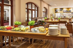 Petit déjeuner buffet (25 EUR par personne)