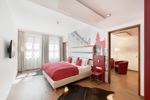 セーフティボックス (室内)、デスク、防音設備、WiFi (無料)