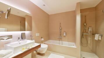 Kostenlose Toilettenartikel, Haartrockner, Hausschuhe, Handtücher