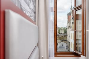 Cofres nos quartos, escrivaninha, quartos à prova de som