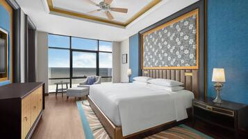 Een minibar, een kluis op de kamer, een bureau, een laptopwerkplek