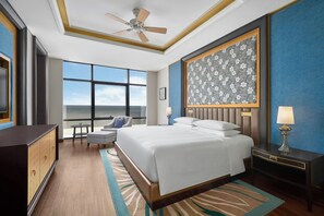 Minibar, caja de seguridad en la habitación y escritorio 