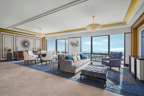 Suite presidencial, 2 habitaciones | Sala de estar | Televisión LCD de 40 pulgadas con canales por cable, una televisión