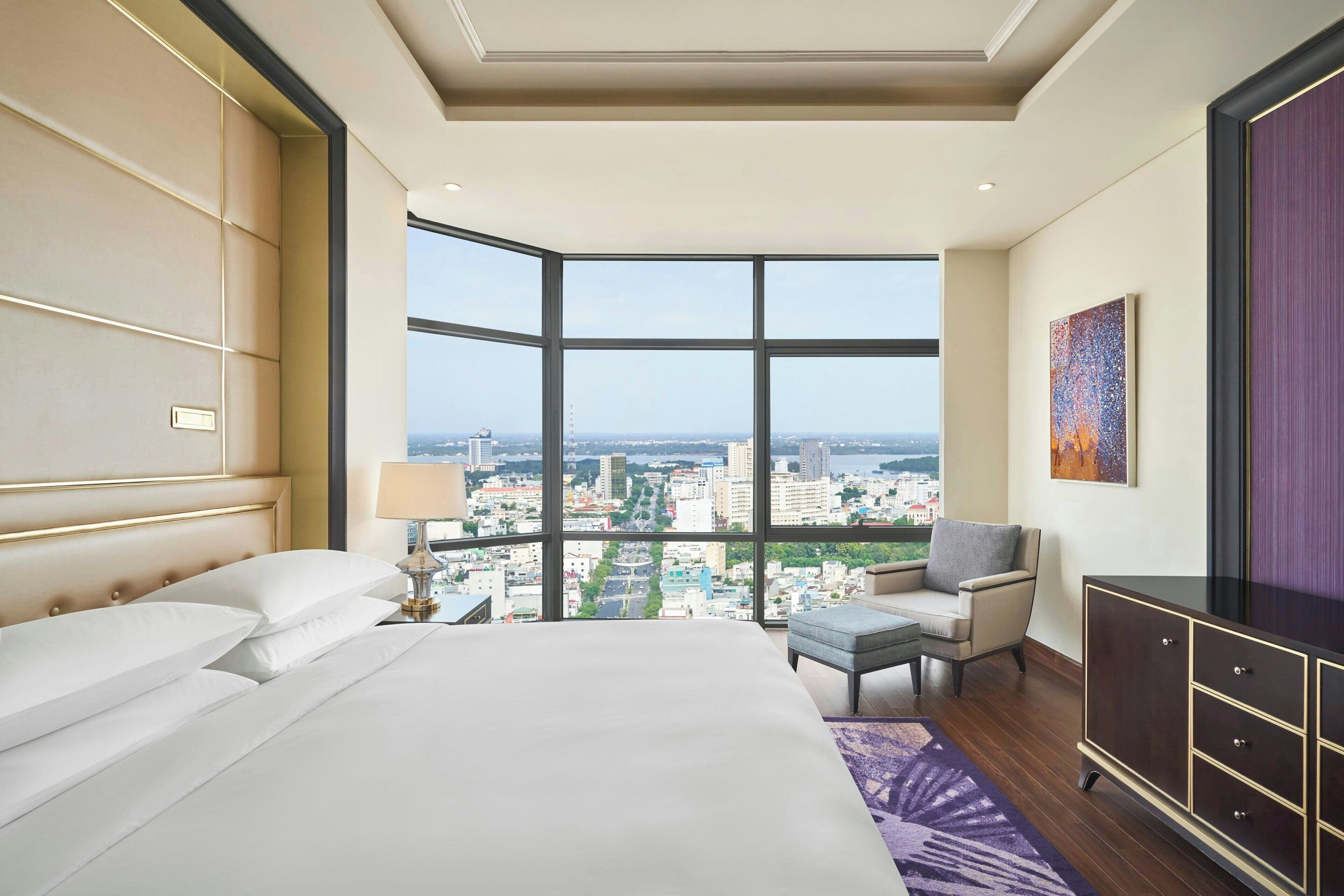 room, 1 king bed, non smoking, river view | 1 bedroom, minibar, in-room safe, desk