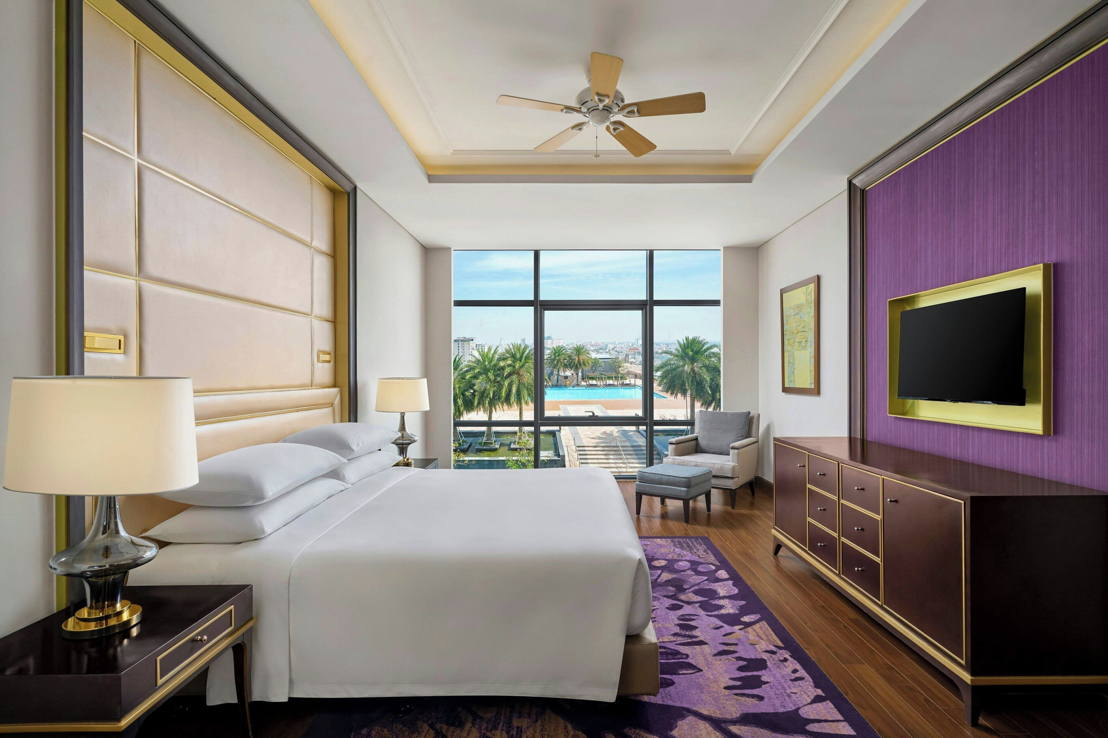 Rum - 1 kingsize-säng | Minibar, värdeförvaringsskåp på rummet och skrivbord